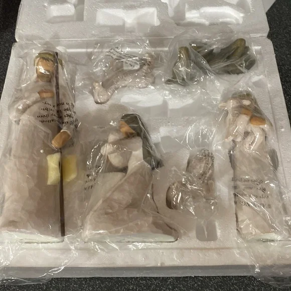 Willow Tree 6-Piece Nativity Set, Behold The Wonder of The Christmas story - Picture 10 of 14